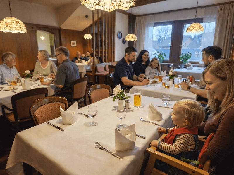 Familienessen im Zum Schänzechen mit Kind im Hochstuhl