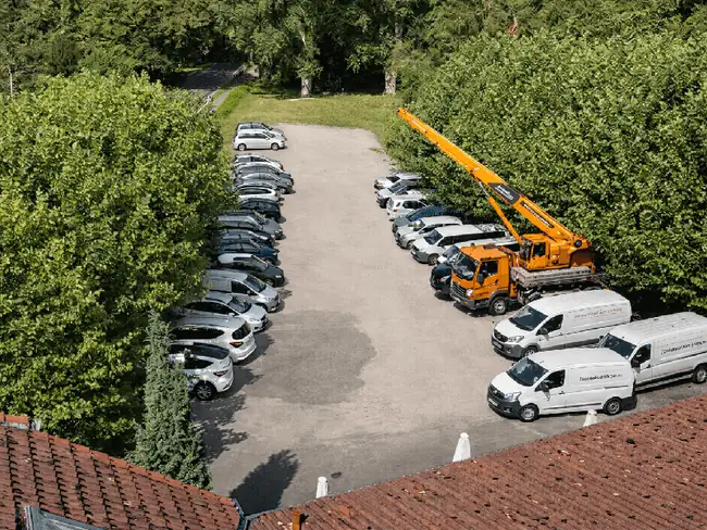 artikelbild-parkplatz-belegt Großer Parkplatz für Transporter oder Kranfahrzeuge