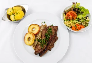 Kalbsleber Berliner Art Kalbsleber Berliner Art mit glasierten Zwiebeln und Apfelscheiben