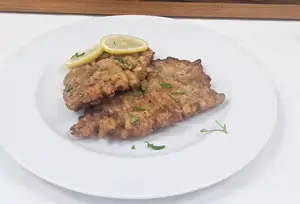 Wiener Schnitzel Wiener Schnitzel mit Pommes frites und Salat